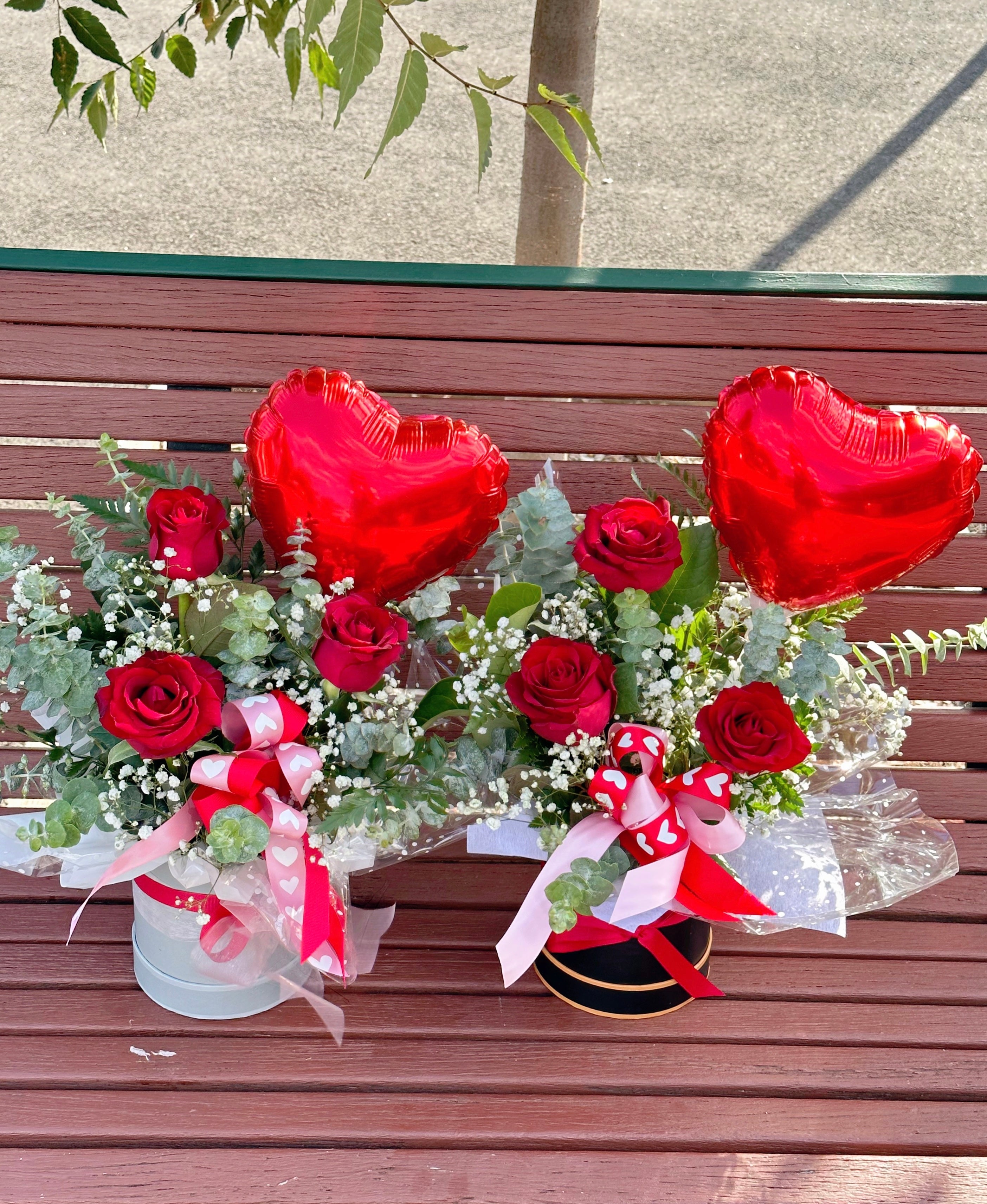 Valentines rose hat box 3 stems with balloon - Vermont Florist