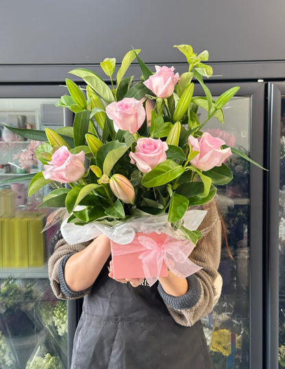 Perfumed Pink oriental lily with pink roses