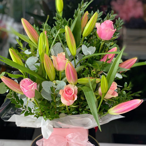 Perfumed Pink oriental lily with pink roses